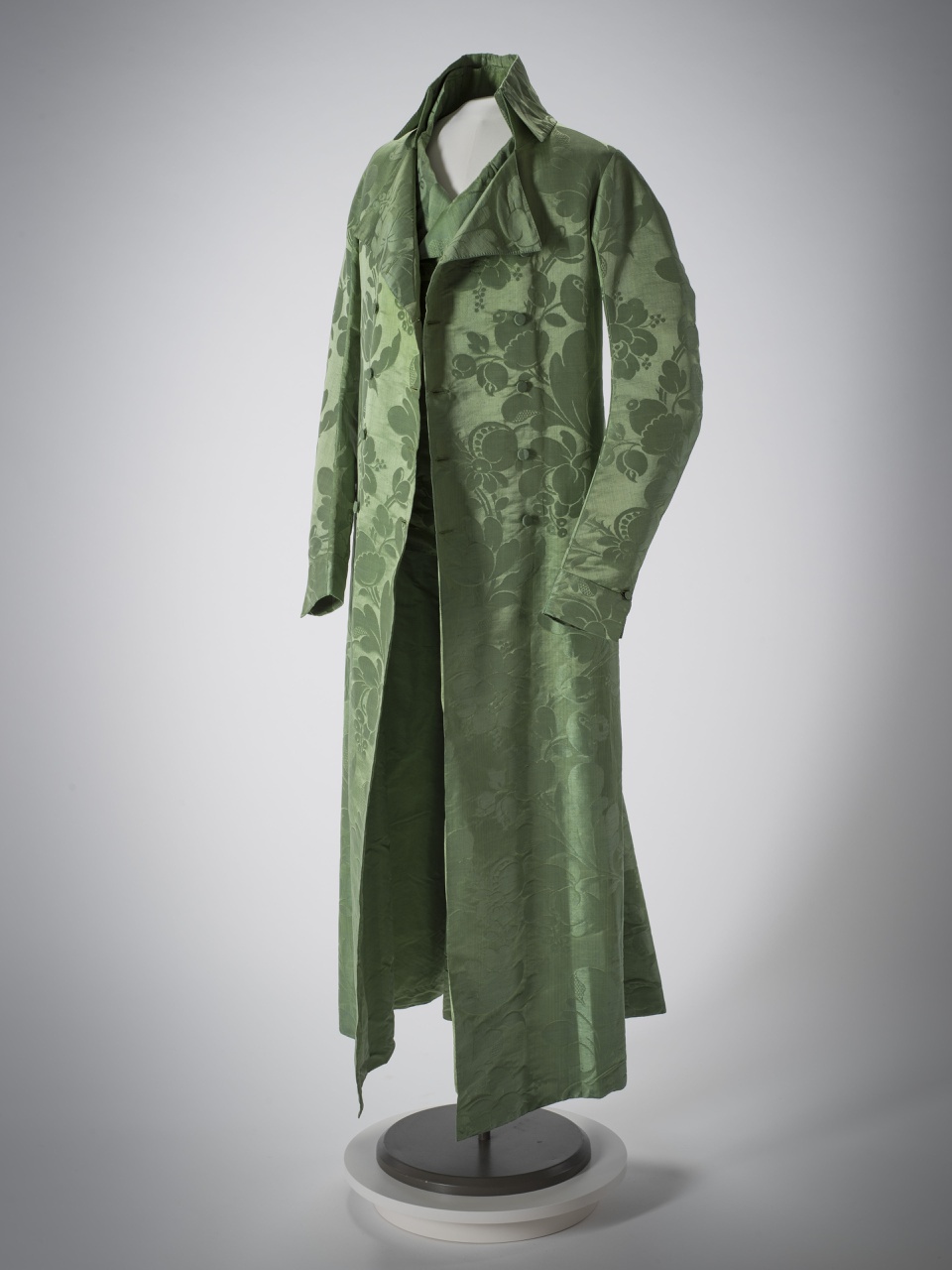 11/18 - Zijden herenkamerjas met ingenaaid vest, circa 1800. inv.nr. 4463