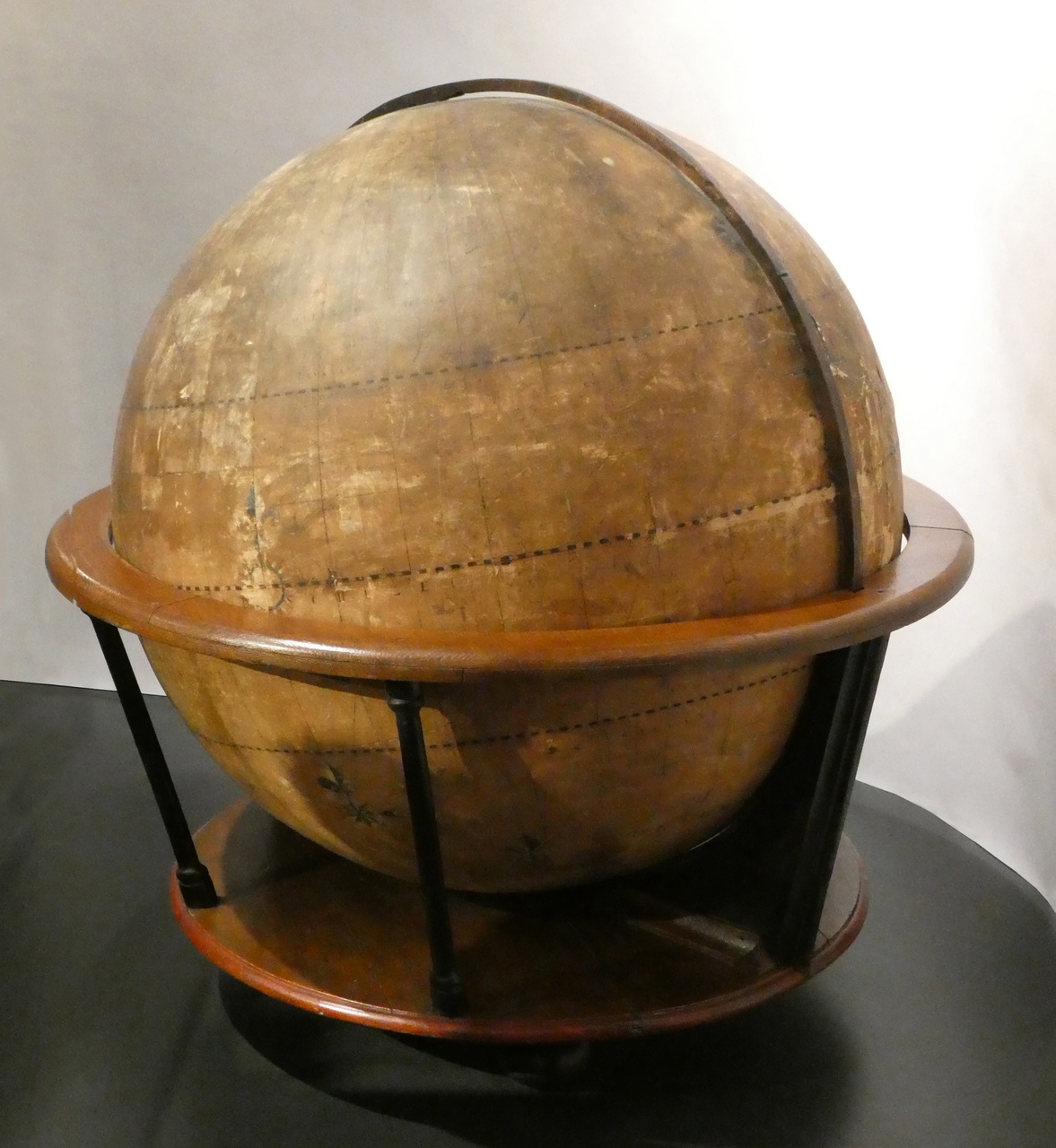 Globe in houten standaard