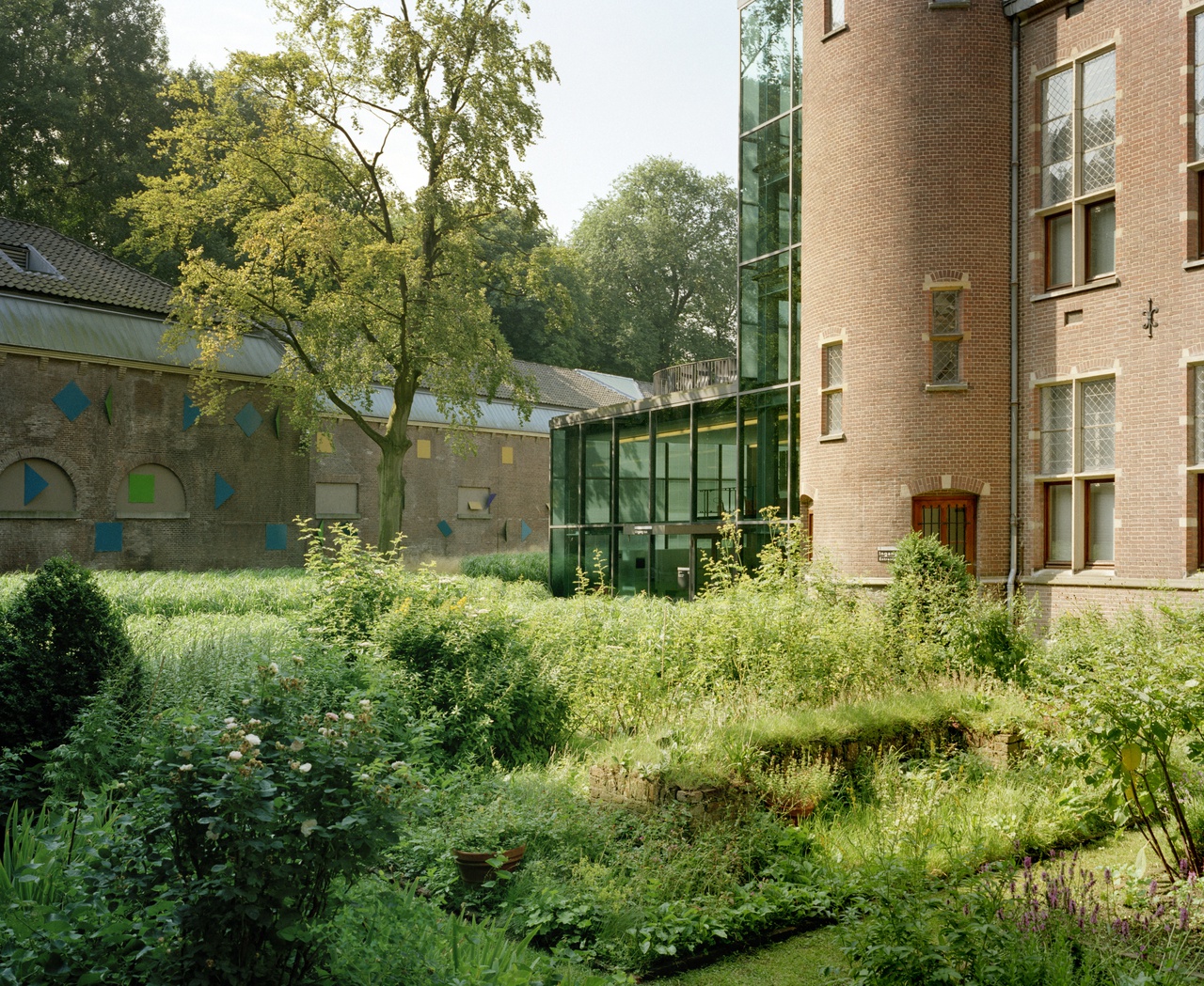 De neo-middeleeuwse tuin en de grassentuin in 2002.