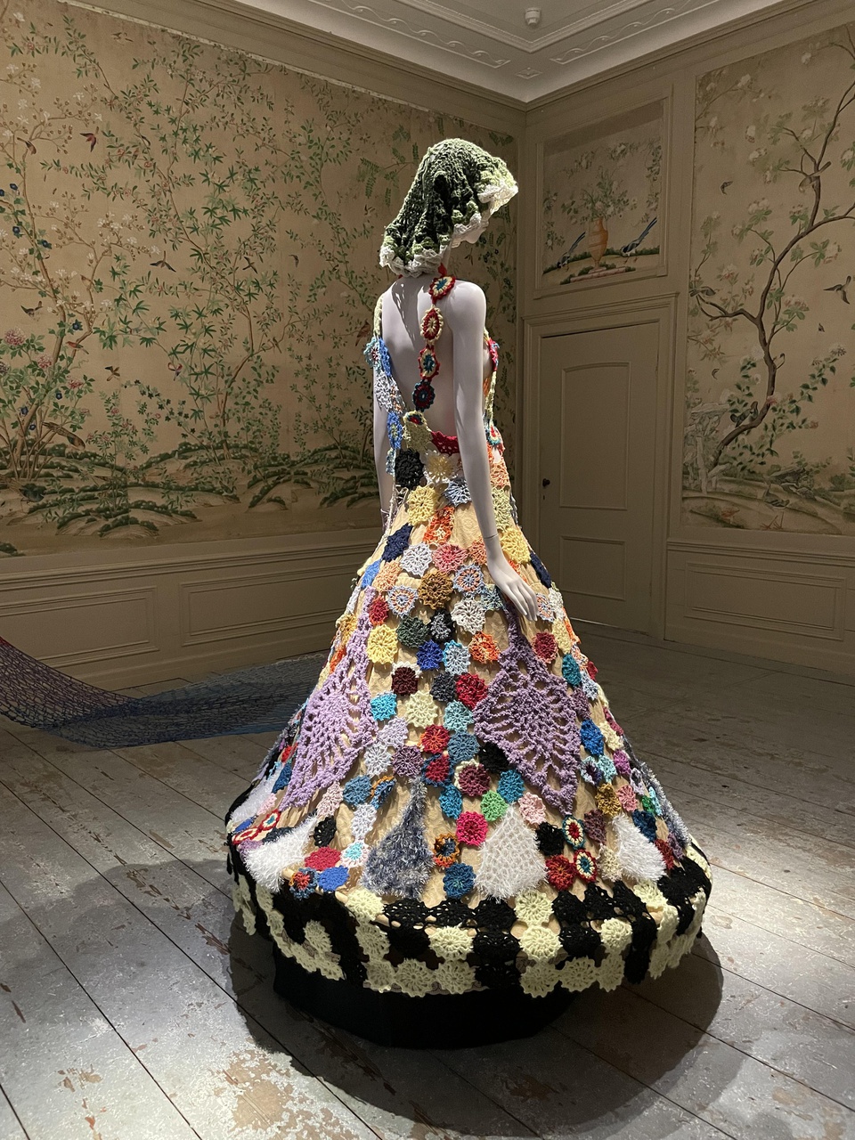 Kamer in Oud-Amelisweerd met jurk uit de expositie HKU Fashion Design in 2021