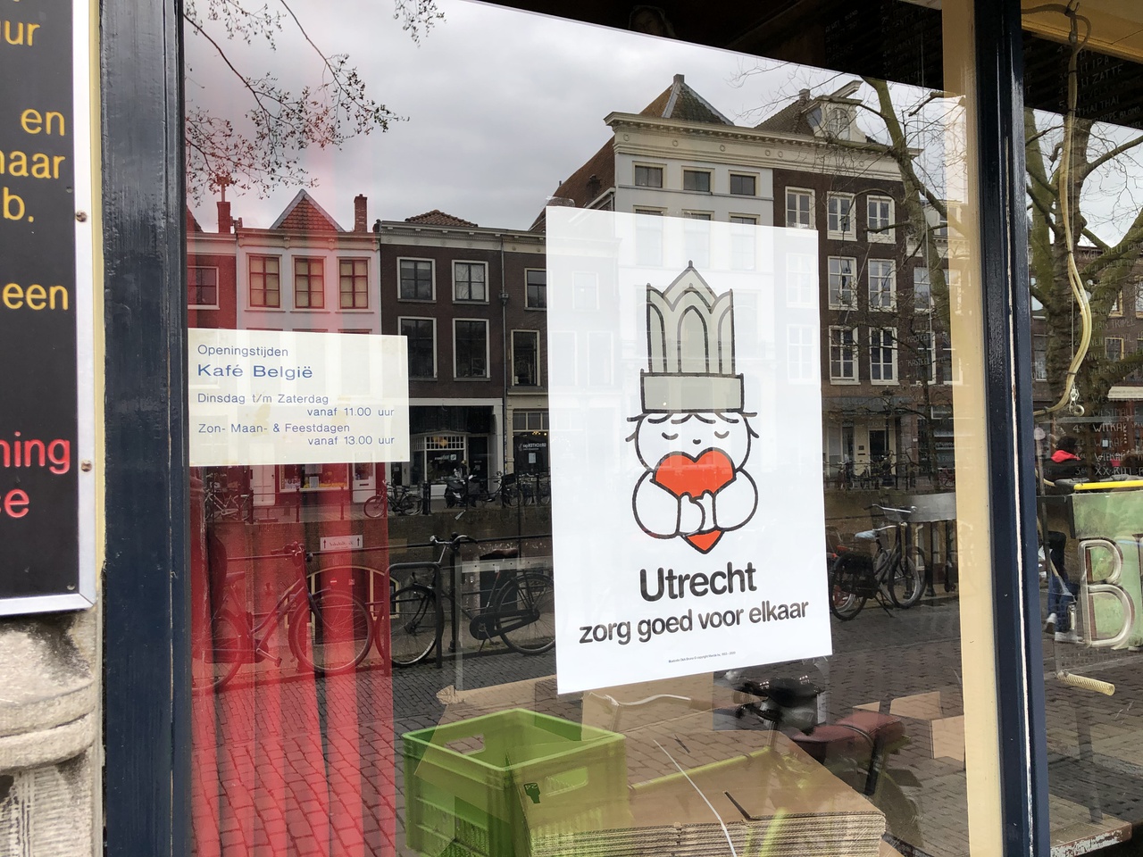 2/6 - Het affiche ‘Utrecht zorg goed voor elkaar’ op een van de vele winkelruiten in de stad.