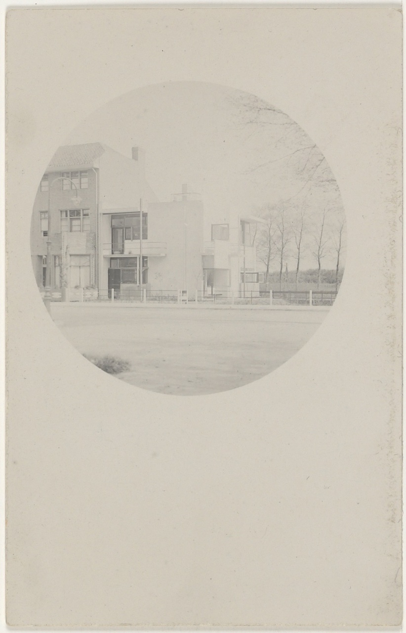 3/10 - Rietveld Schröderhuis, vanuit Laan van Minsweerd, ansichtkaart 1924. Rietveld Schröderarchief, inv.nr. 084 F 019e