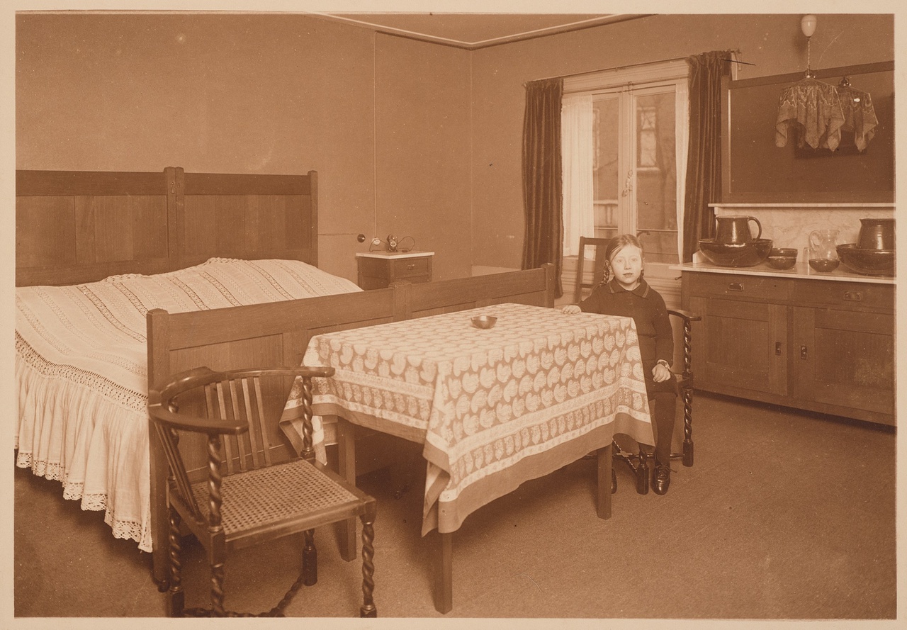 1/10 - Slaapkamer met Han Schröder als kind, circa 1923. Foto G. Jochmann. Rietveld Schröderarchief inv.nr. 051 F 011