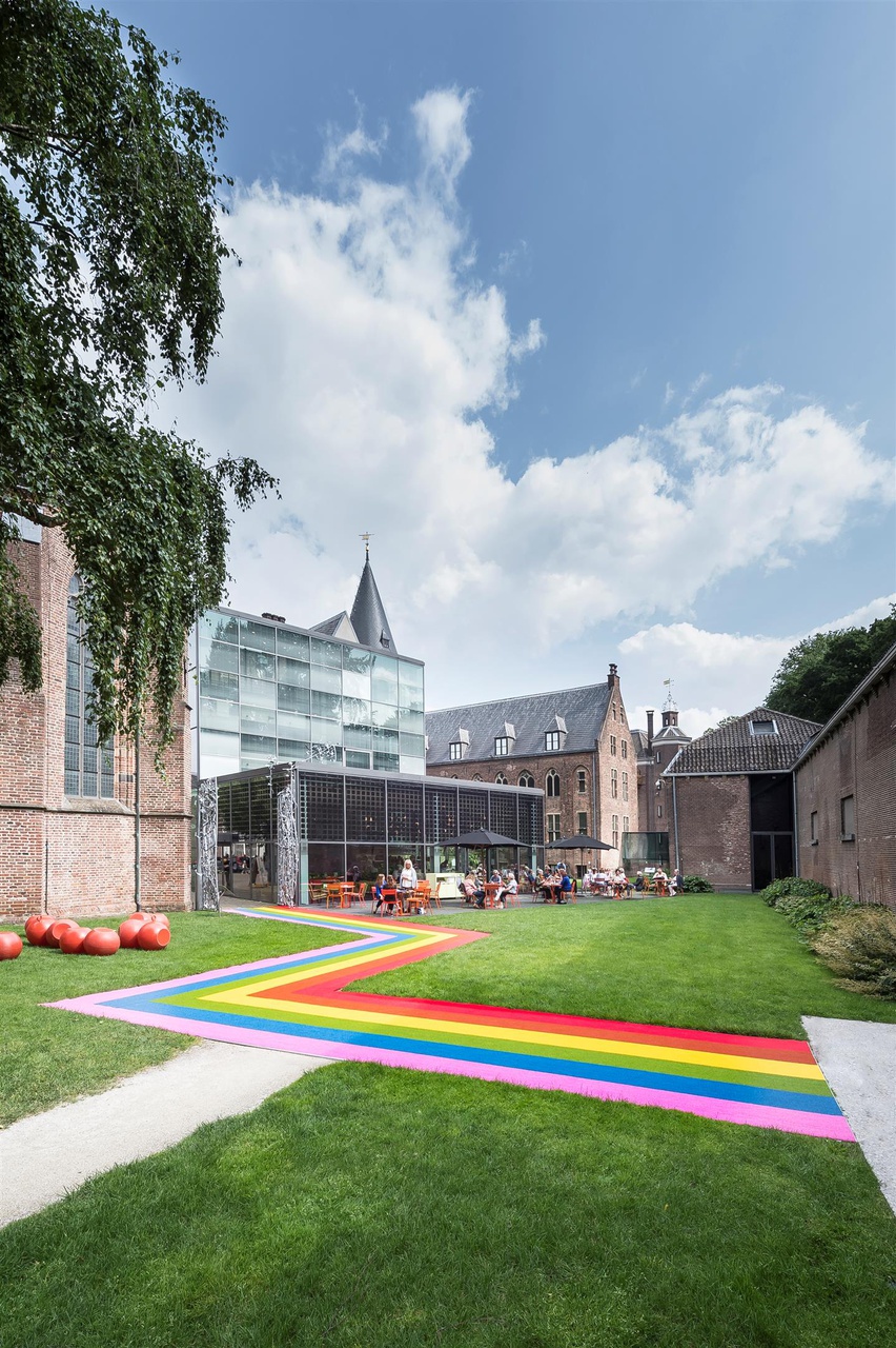 Regenboogzebrapad in zigzagvorm in de tuin van het Centraal Museum