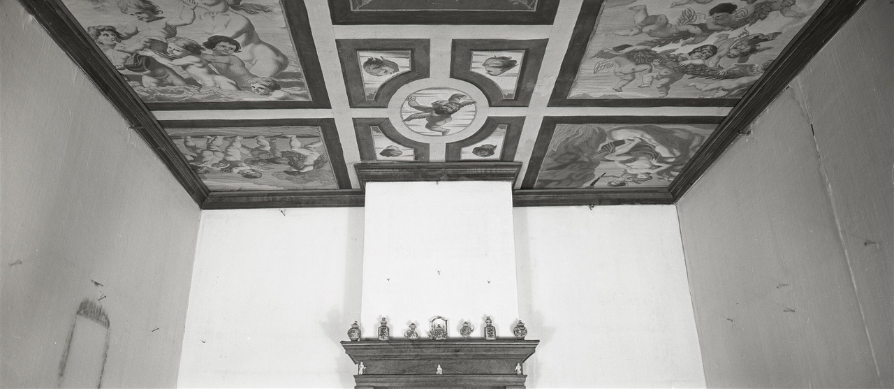 Zwart wit foto van het plafond van de kunstkamer in het poppenhuis