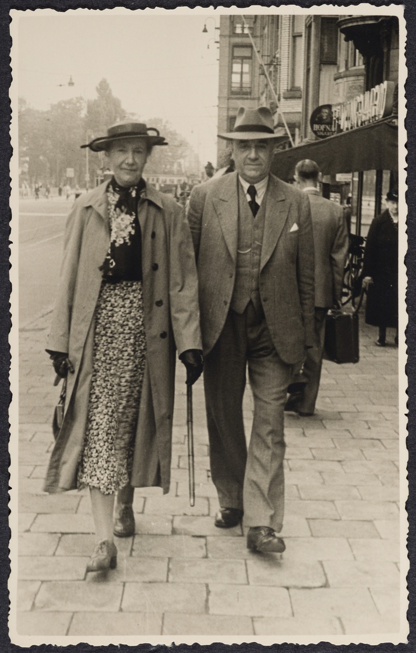 1/9 - Broer en zus Van Baaren op straat, ca. 1950