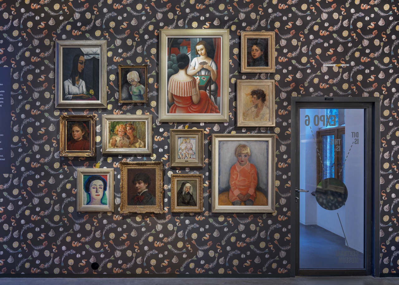 Een wand met schilderijen in de zaal Smaken Verschillen, waar de collectie Van Baaren wordt getoond.