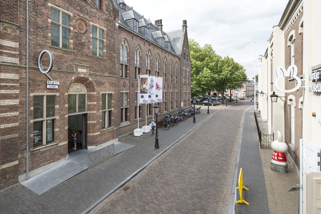1/1 - Exterieur Centraal Museum, ingang Agnietenstraat
