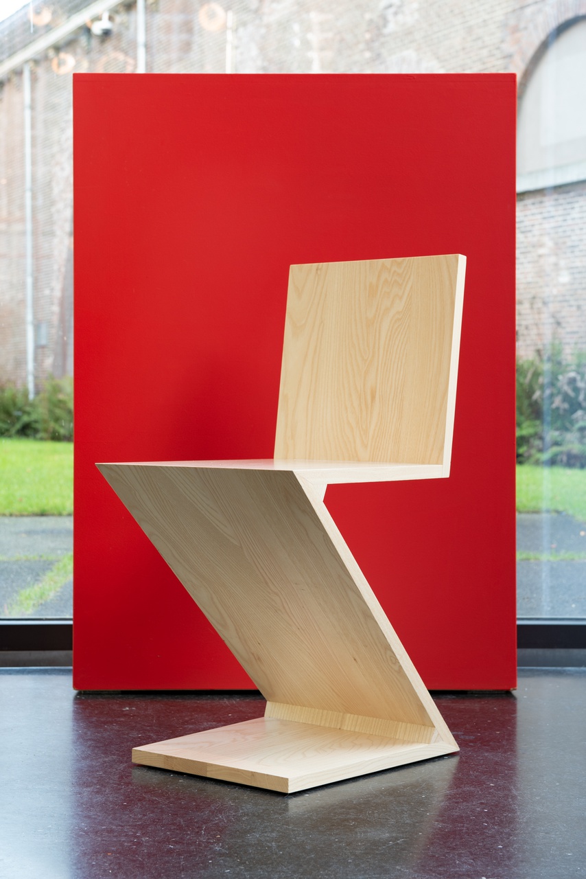 Zigzag stoel ontwerp uit 1932 Gerrit Rietveld