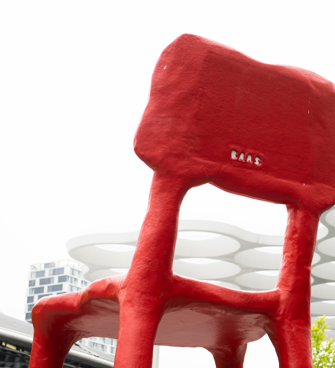 Closeup van de grote rode stoel op het plein