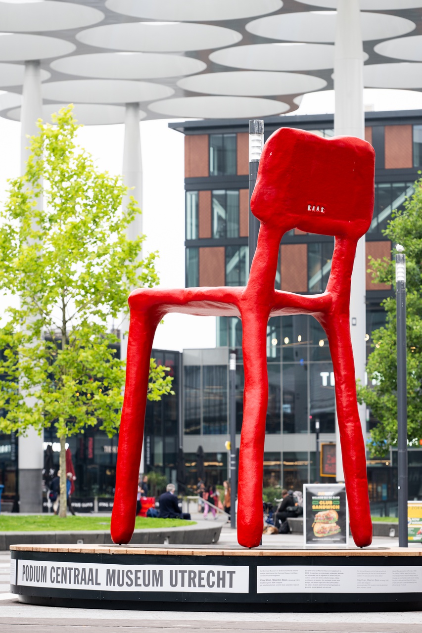 Enorme rode stoel op een podium op het stationsplein in Utrecht