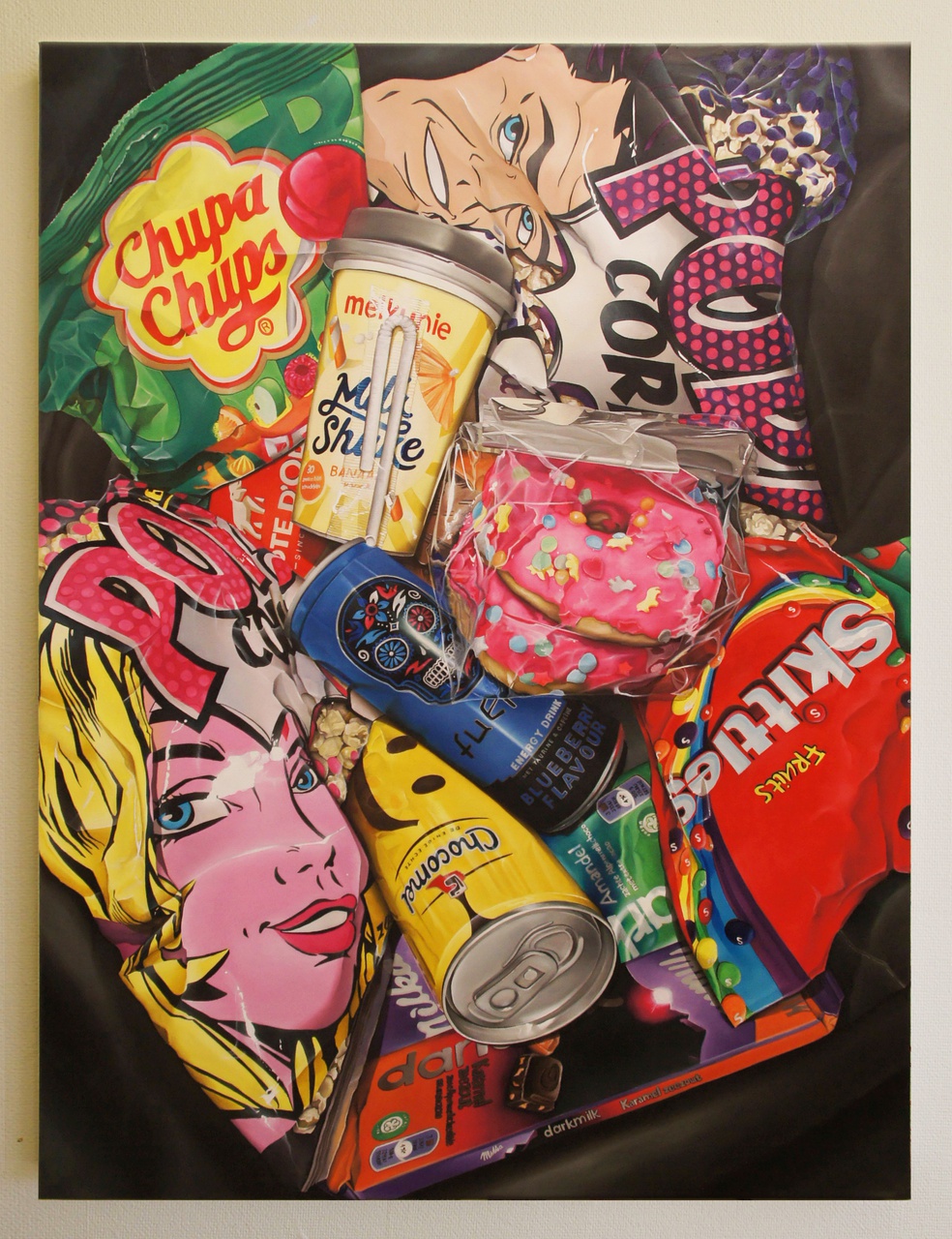 Een schilderij van kleurrijke snoepverpakkingen en blikjes.