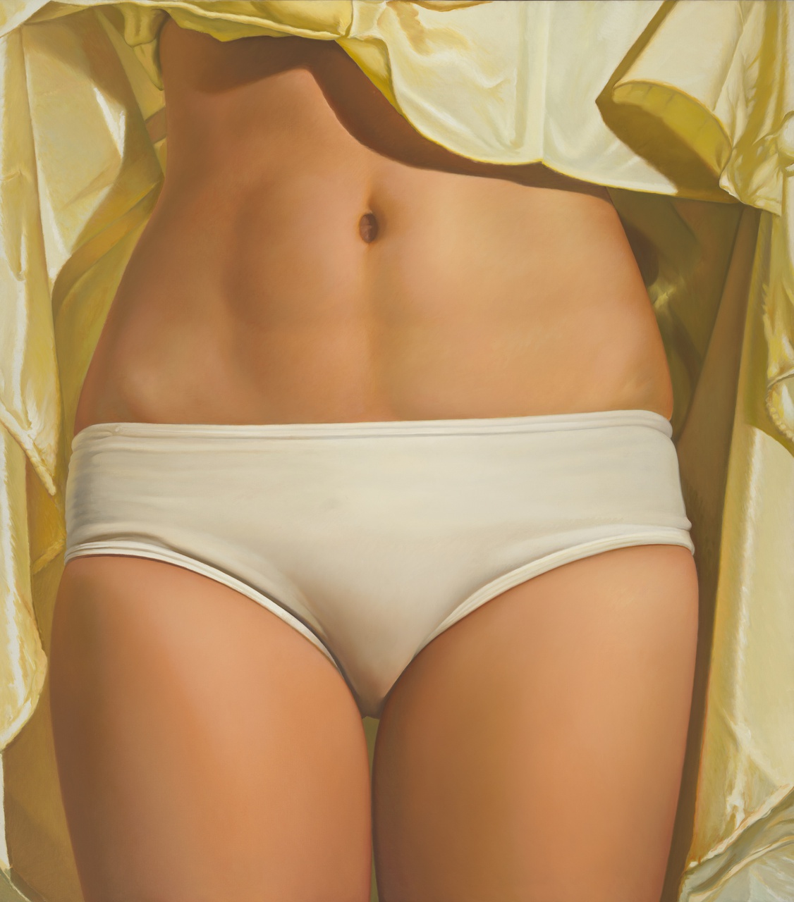 gescihlderde torso van een vrouw, met witte onderbroek, geel kledingstuk op de achtergrond
