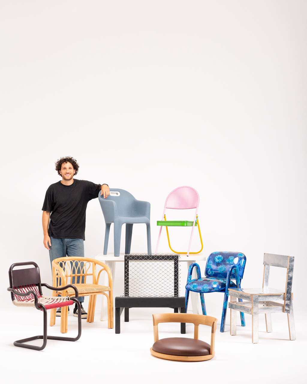Matteo Guarnaccia bij zijn project van 8 stoelen